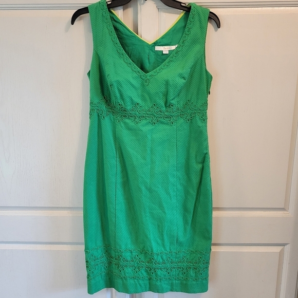 Boden Dresses & Skirts - Boden Kelly Green Textured Embroidered Cotton Vneck Sheath Dress